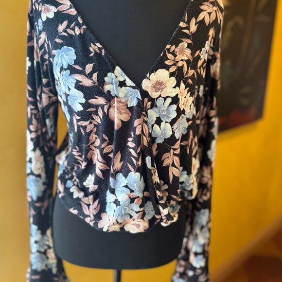 American Eagle Floral Bell Sleeve Wrap Top – Size Small - Picture 5 of 7